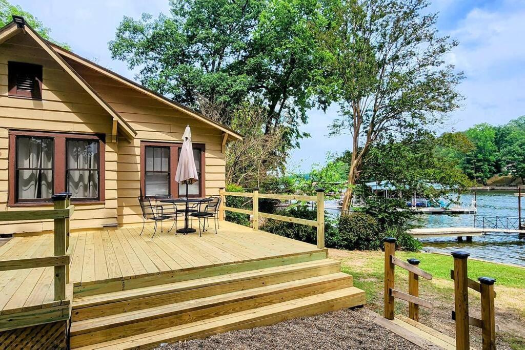 #05 - Lakefront Two Bedroom Cottage- Pet Friendly Hot Springs Zewnętrze zdjęcie